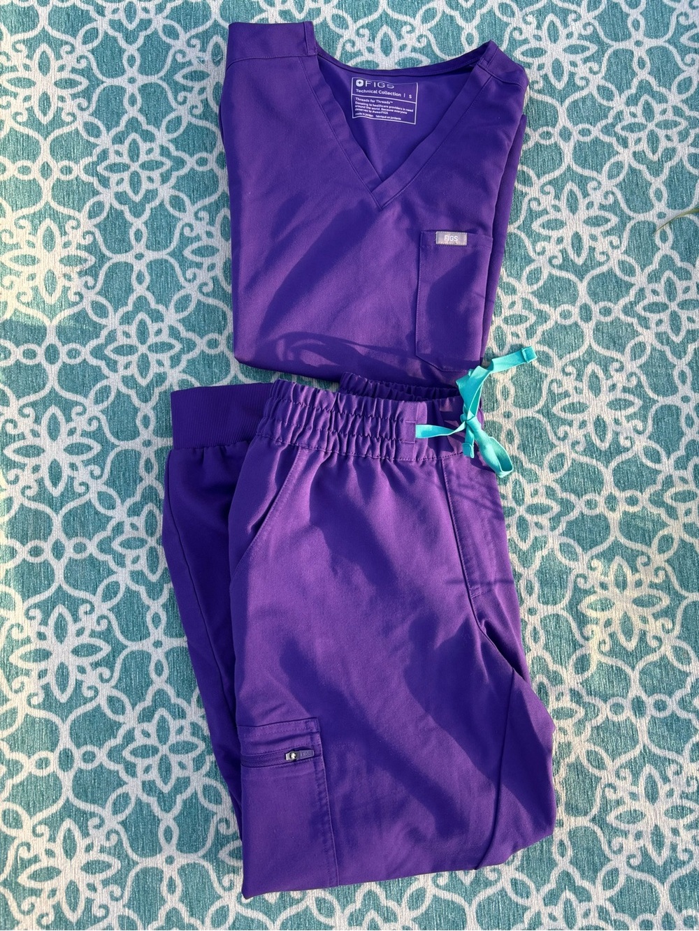 Figs Women's Purple V-Neck Scrub Top and Elastic Waist Joggers